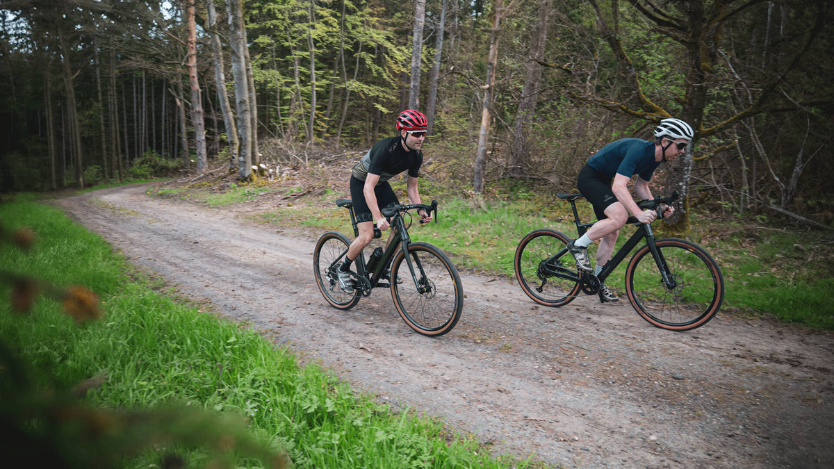 Zwei Gravel-Biker auf Biketour im Wald