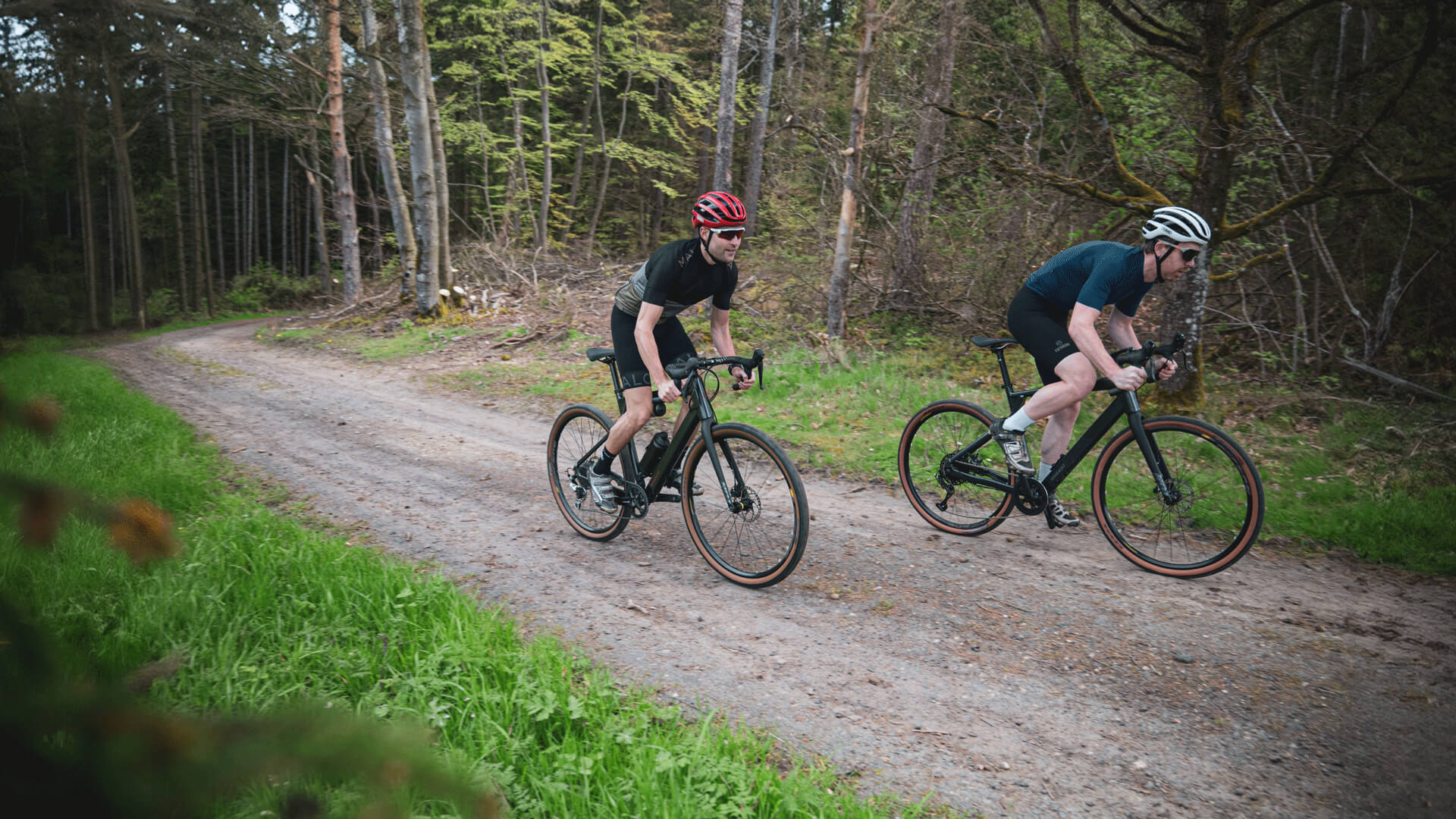 Zwei Gravel-Biker auf Biketour im Wald