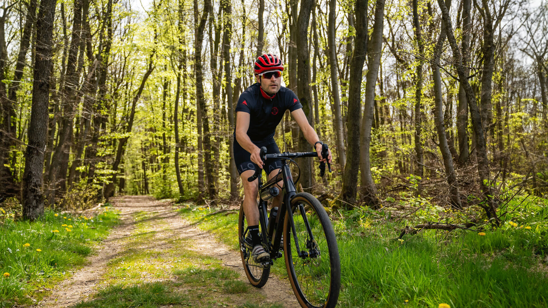 E-Biker fährt durch frühlingshaften Wald