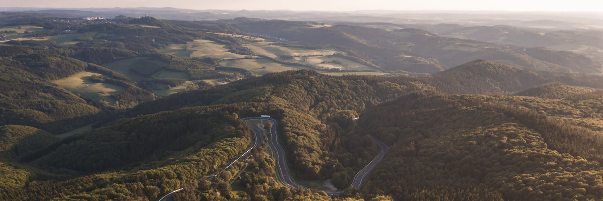 Bild der Nürburgring Nordschleife in herbstlichem Licht aus der Vogelperspektive