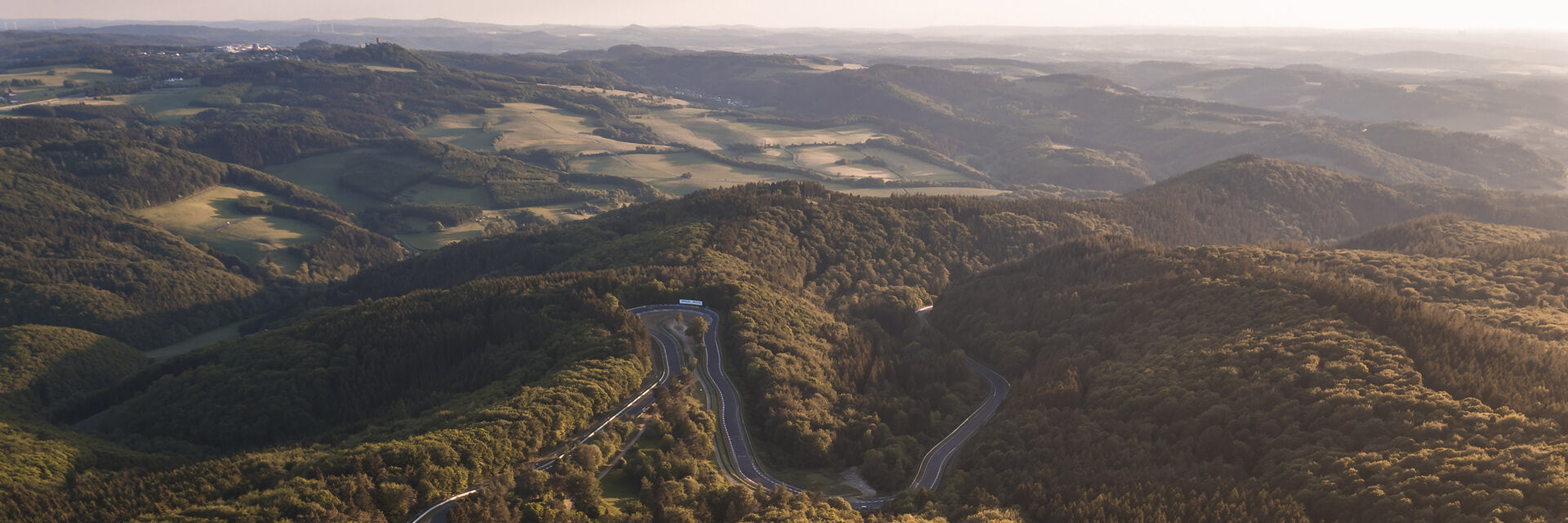 Bild der Nürburgring Nordschleife in herbstlichem Licht aus der Vogelperspektive