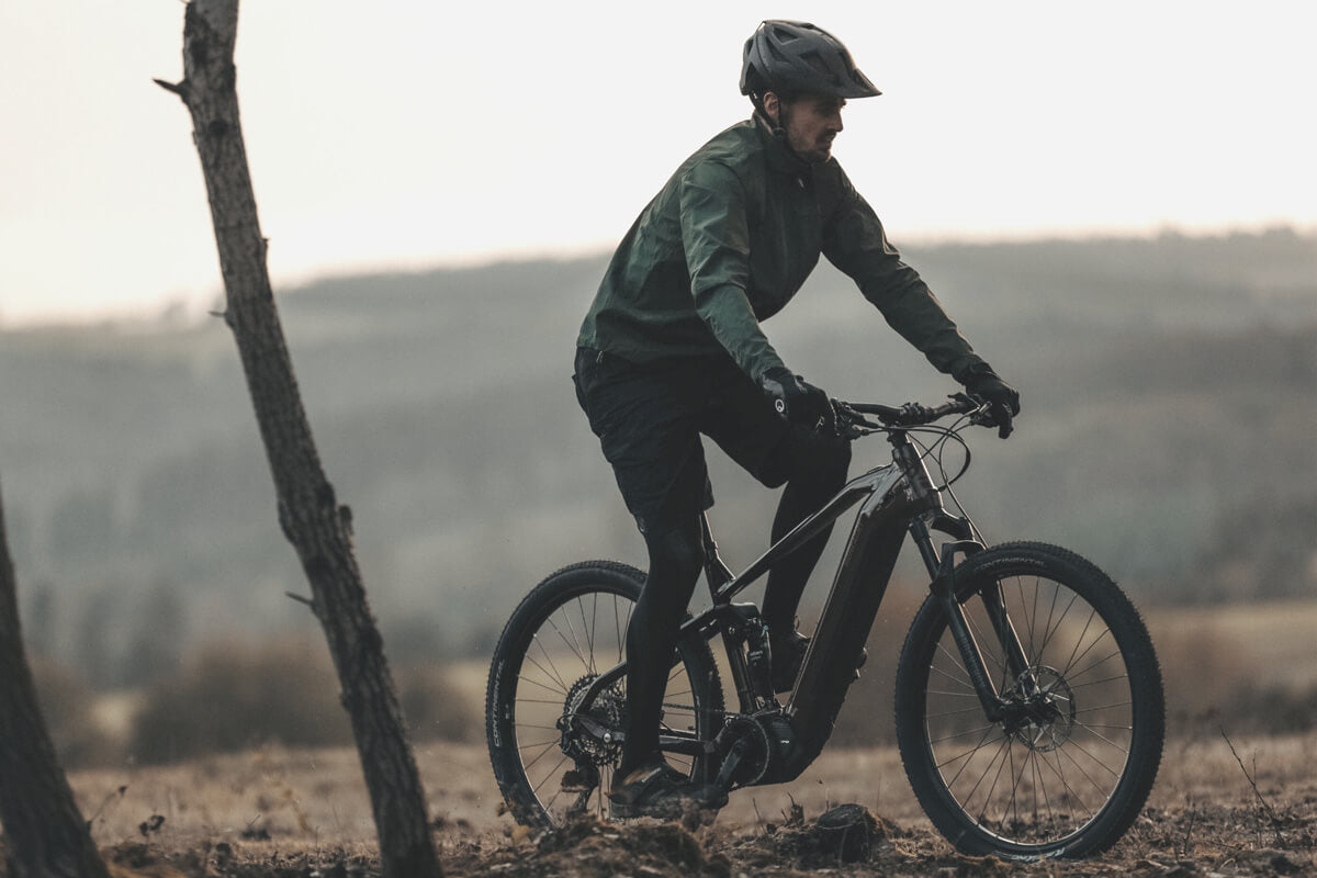 Biker am Abend auf einem Fully E-MTB