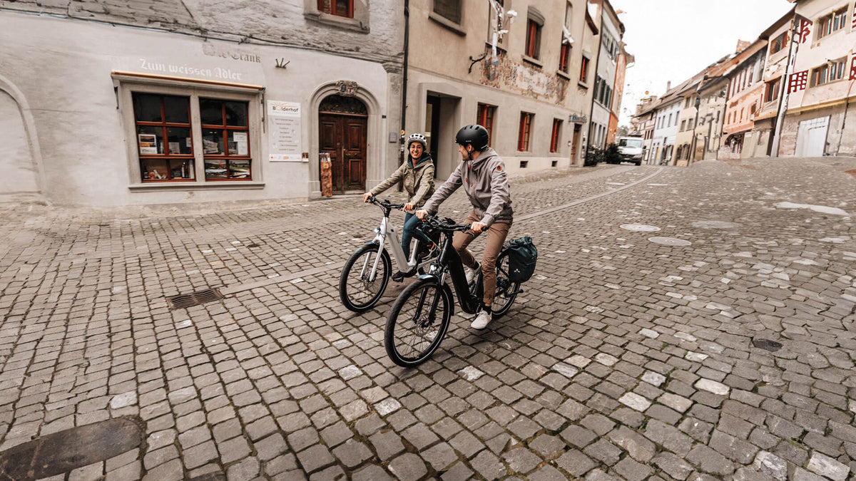 Pärchen auf Trekking-Tour mit HoheAcht Bikes und historischer Innenstadt