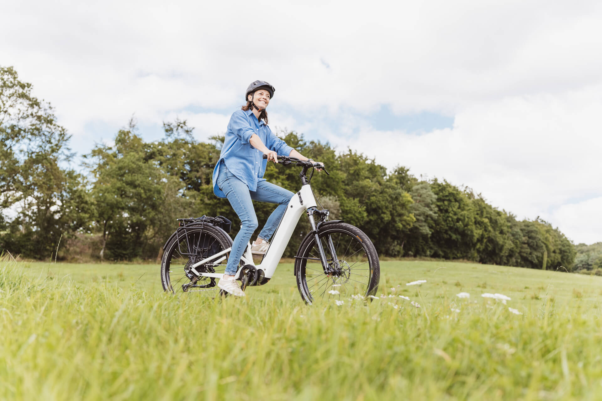 Fahrradfahrerin auf HoheAcht AMOLA Terra radelt durch grüne Landschaft