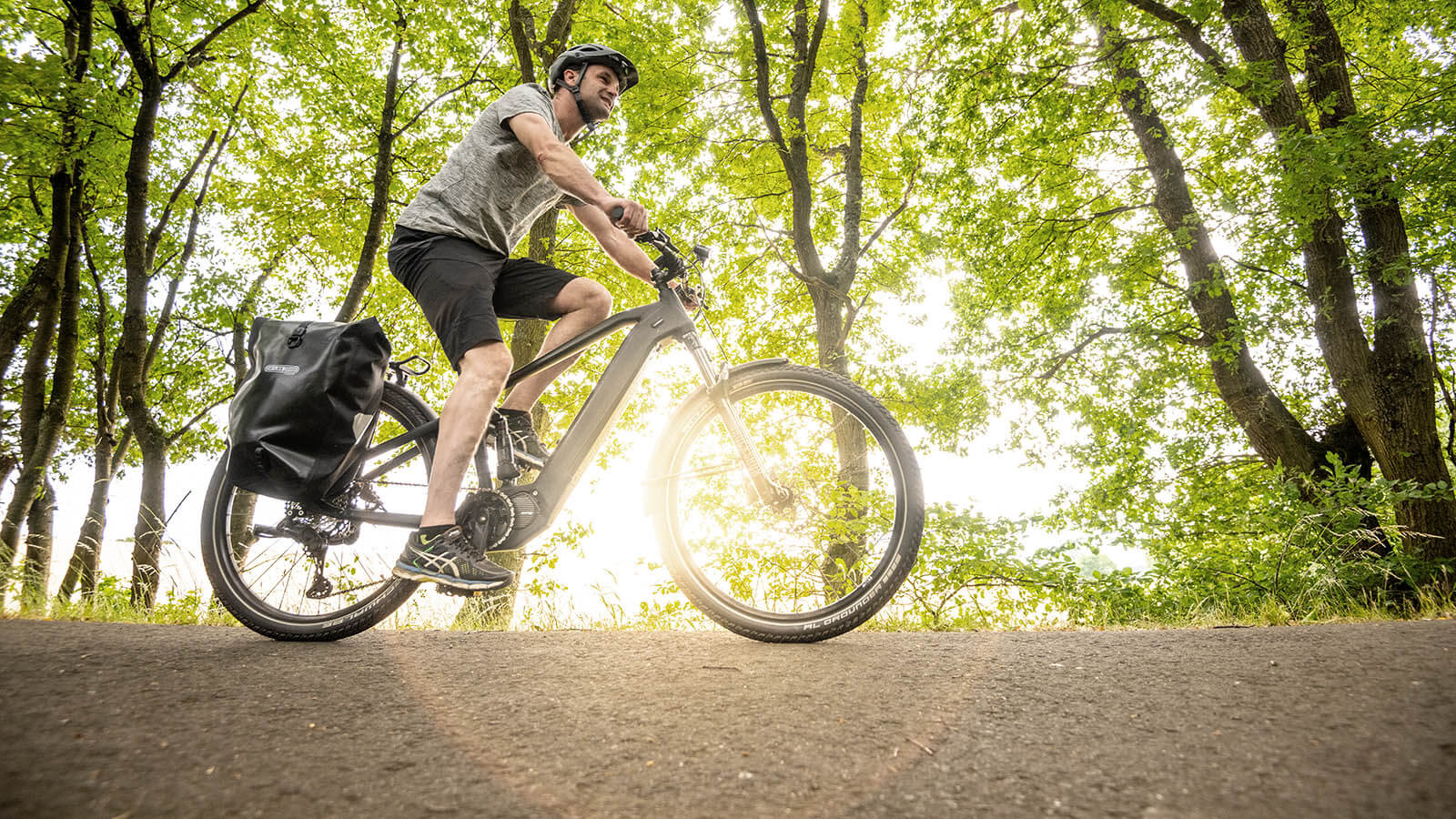 Biker auf einem HoheAcht MOLA E-Bike auf Trekking-Tour