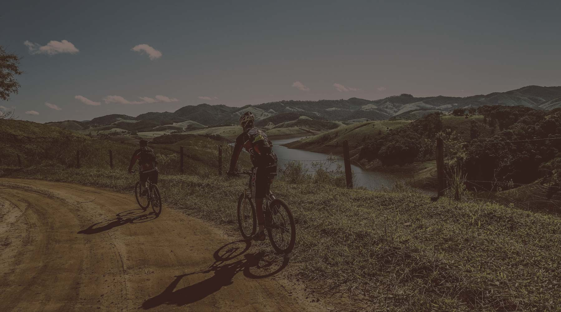 2 Radfahrer mit Gravel Bikes auf einer Schotterpiste in den Bergen