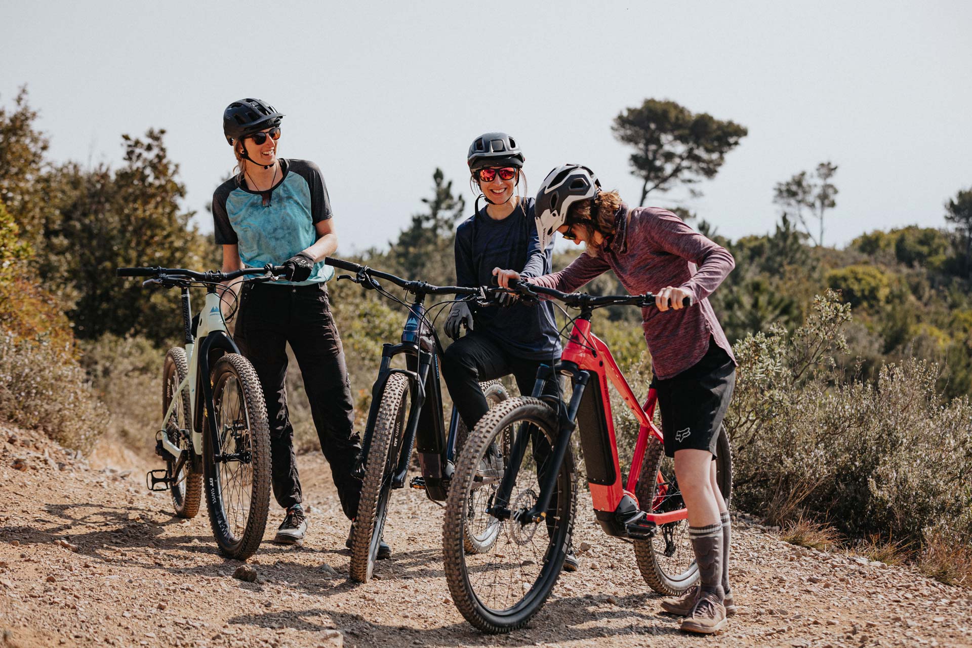 3 Frauen unterhalten sich angeregt über Ihre HoheAcht Mountainbikes
