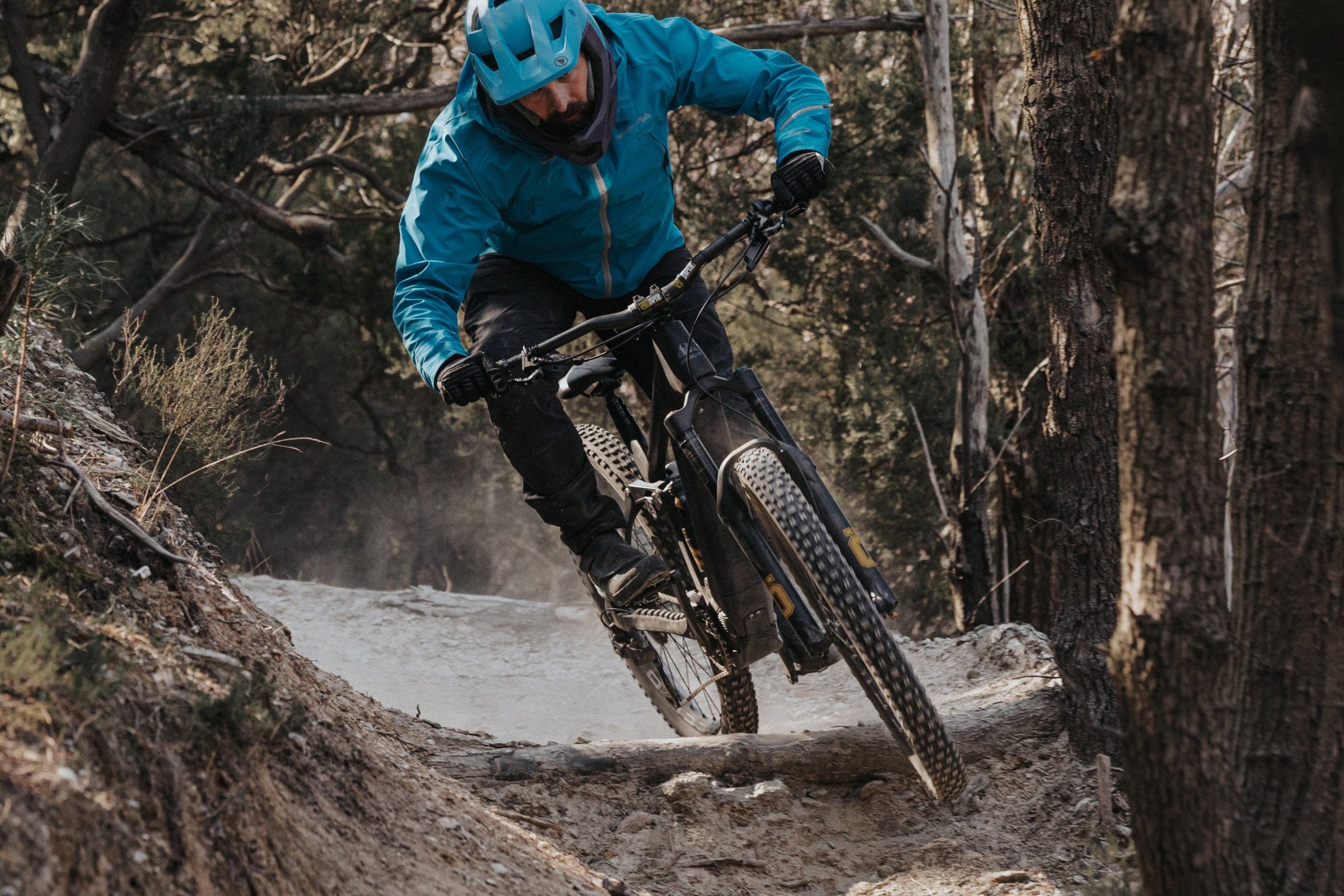 Mountainbiker auf Trekking-Trail nimmt eine Kurve